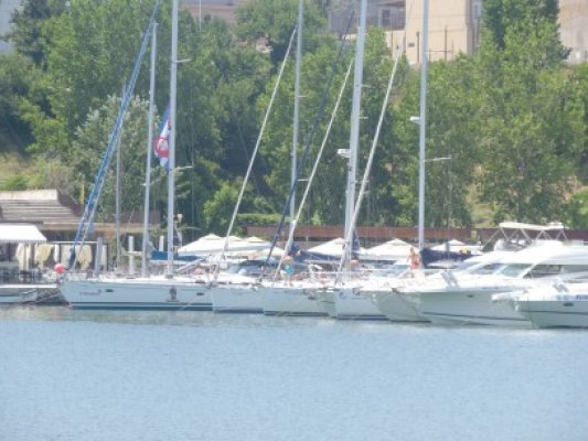 Turişti de pe un yacht în derivă, salvaţi de poliţiştii de frontieră